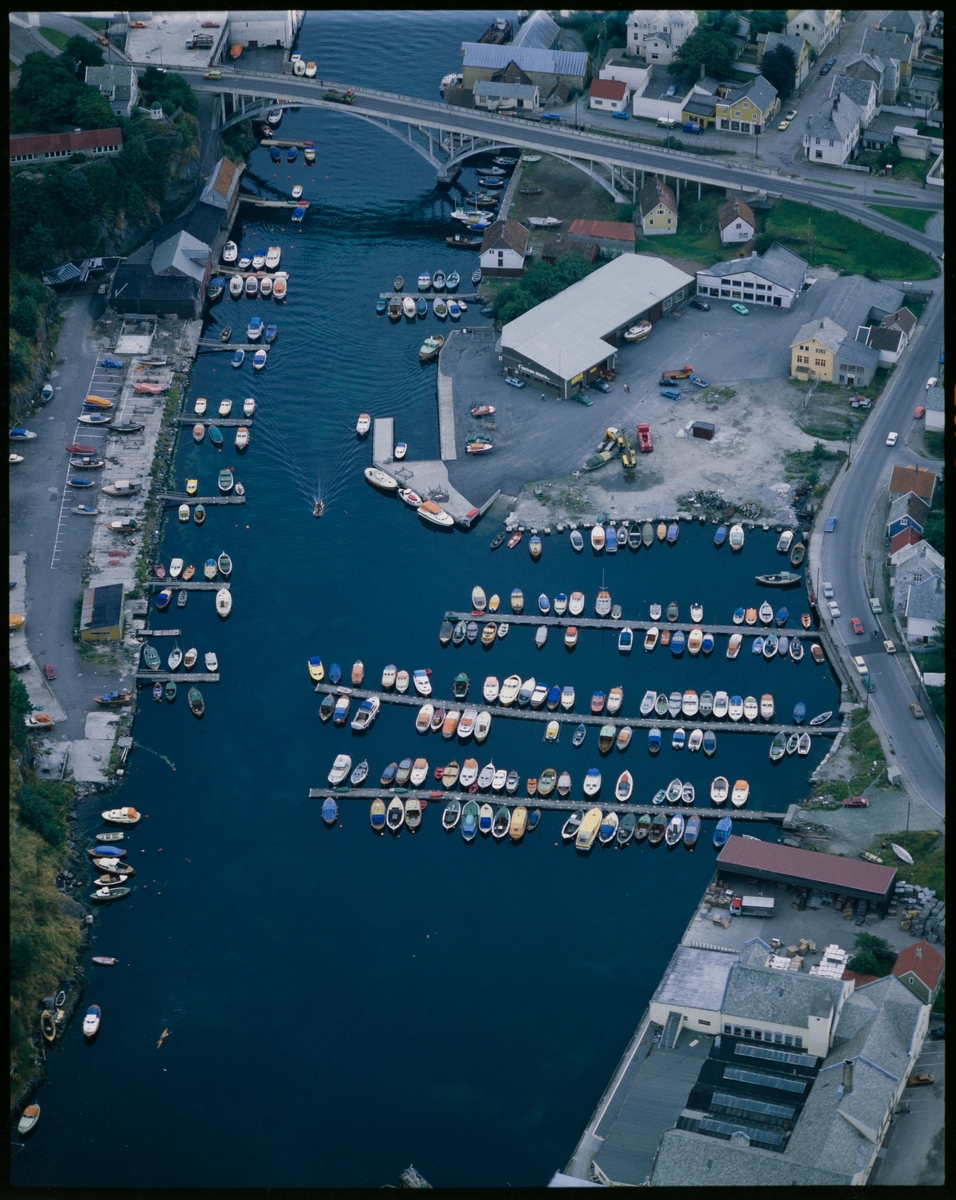 Flyfoto av Hasseløy småbåthavn, Haugesjøen, Brødrene Lothe og Hasseløybrua.