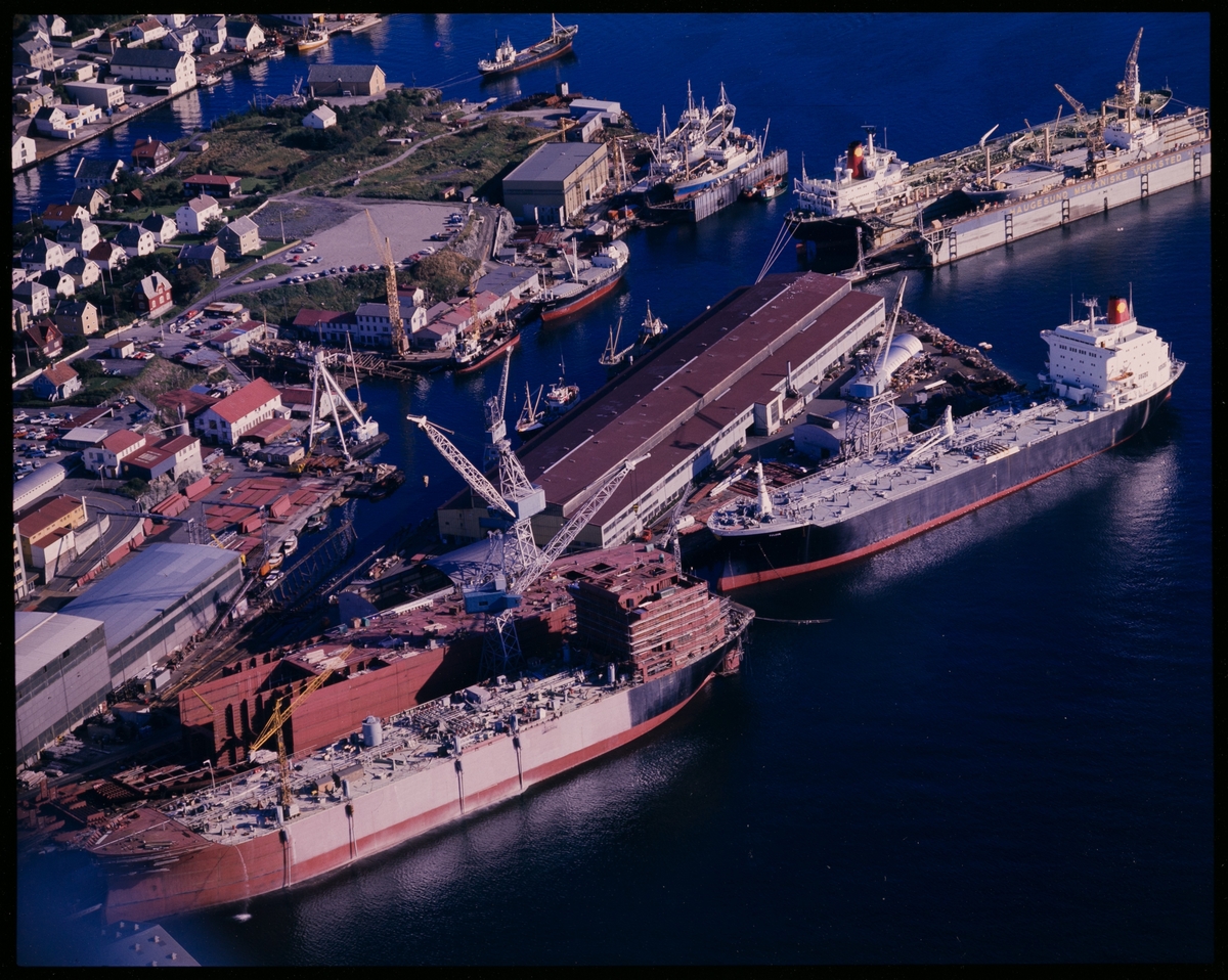 Flyfoto av Haugesund Mekaniske Verk med fire tankskip under bygging for Shell.