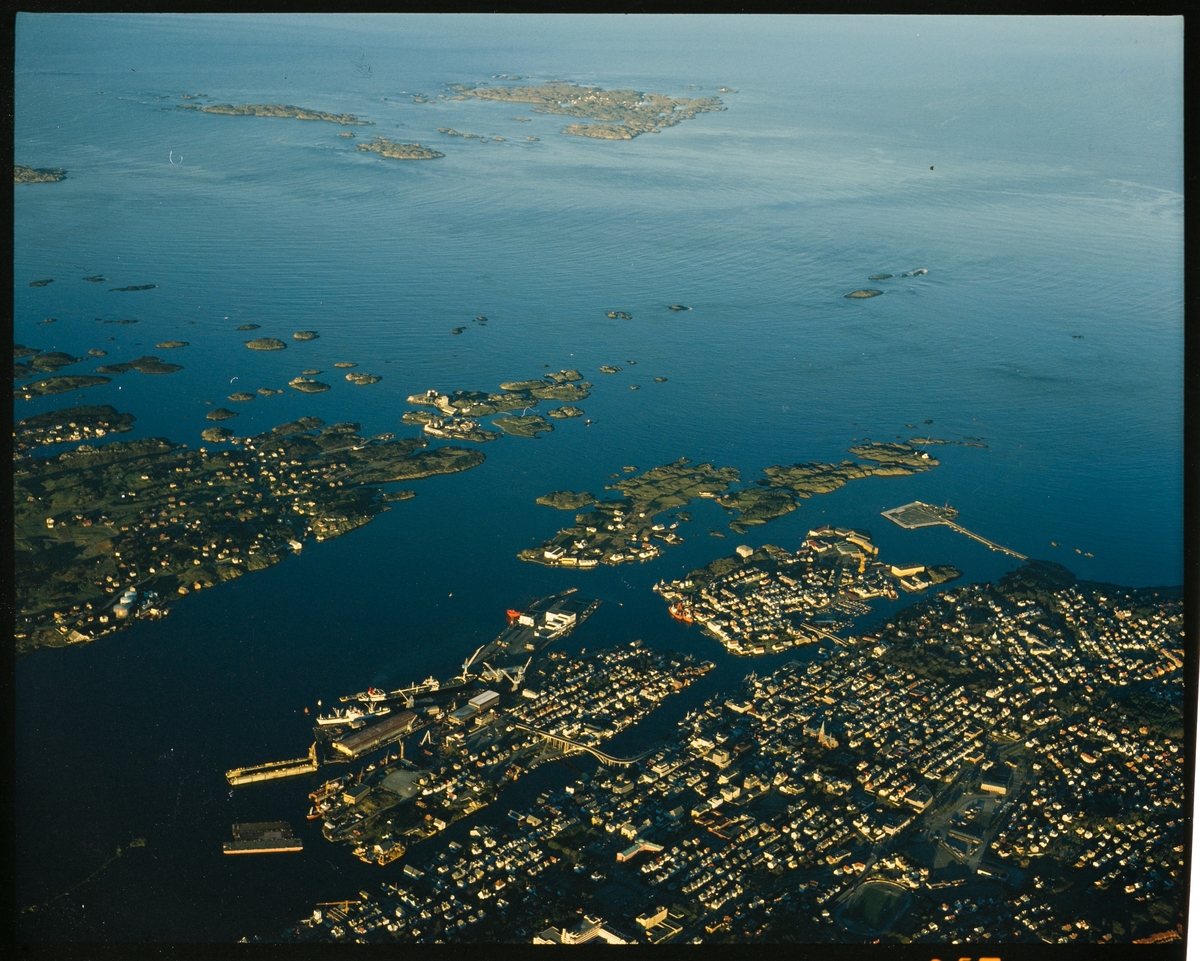 Flyfoto over ytre del av Haugesund med nordre del av Karmøy til venstre og Røvær lengst unna.