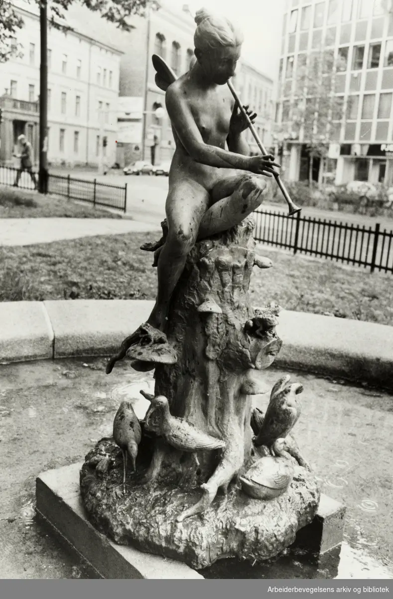 Kjerulfs plass. Fløytespilleren. Psyche-fontenen. Mai 1984