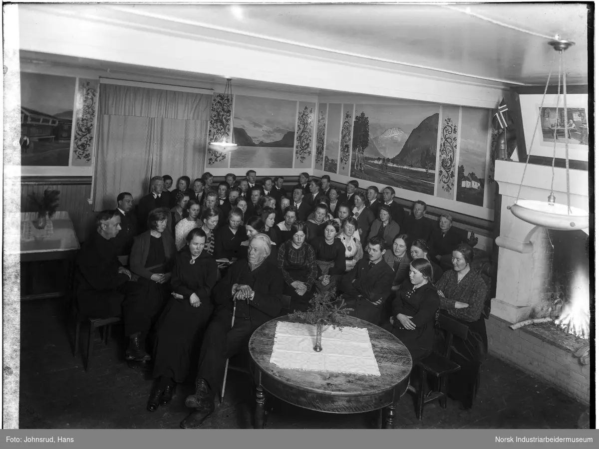 Sagavoll Ungdomskole - 1922
Elever og lærere sammlet i peisestua