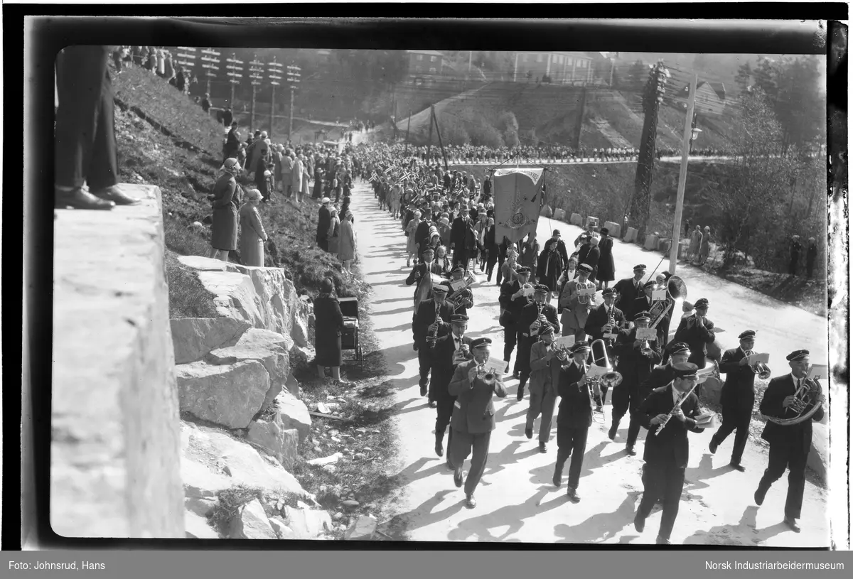 Korps i fronten av folketog på vei i Notodden. Fra 17. mai feiring