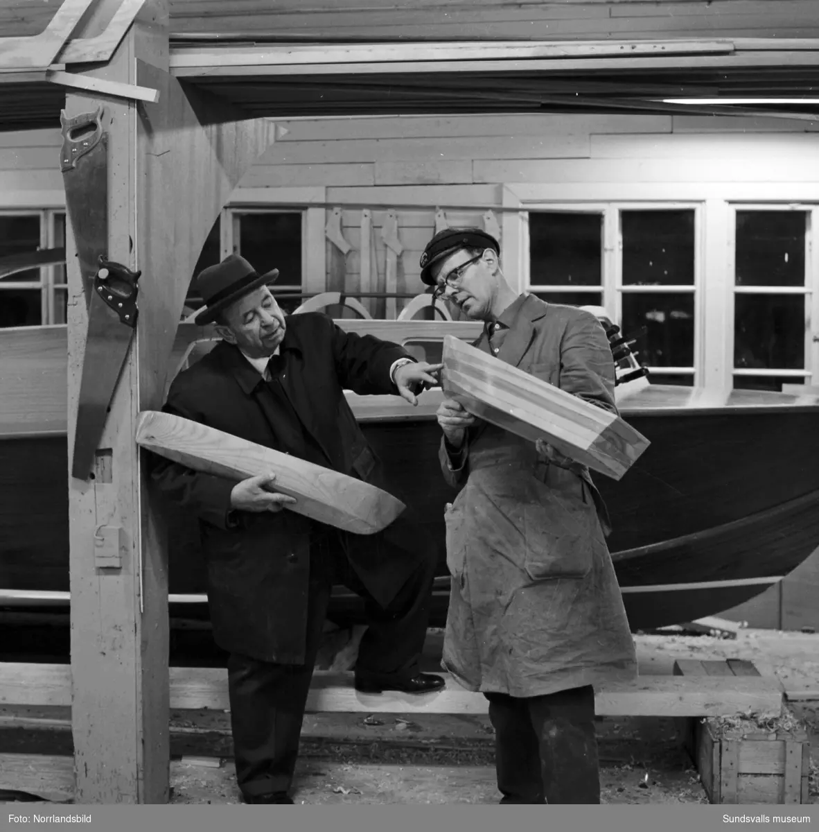 Reportagebilder från bygge av träbåtar vid Båtmanufaktur AB i Myrnäs, Alnö.