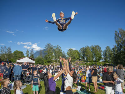 Cheerleaderjente blir kastet høyt opp i lufta. (Foto/Photo)