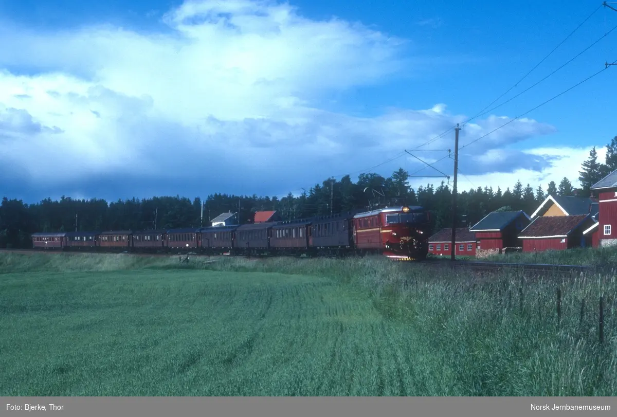 Persontog 109 til Moss ("Ormen Lange") mellom Vestby og Såner, trukket av elektrisk lokomotiv El 13 2133