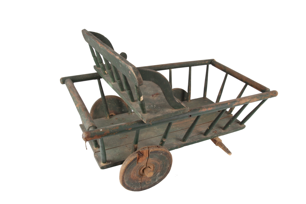 Lekevogn med sete for barn, utformet som en høyvogn.
