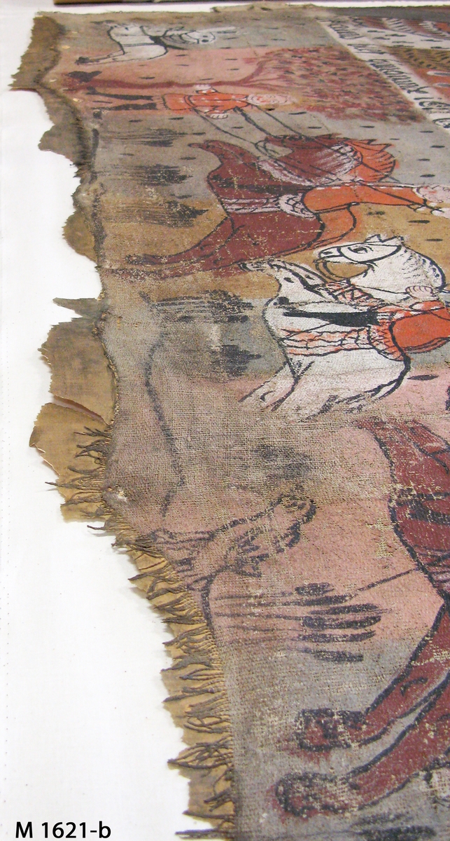 Bonadsmåleri på grövre tuskaftvävt linnetyg med målning i tempera - pigment, ägg, troligen äggvita och mjöl (Nyström 2012:150-151). Motiv i översta målade bården över Drottningen av rika Arabien besöker kung Salomo och i nedersta över Absalons död. 
Linnettyget består av två horisontellt hopskarvade delar vilka har råa kanter eller stadkanter i ytterkanterna.

Inskrivet i huvudkatalogen 1892-1900.