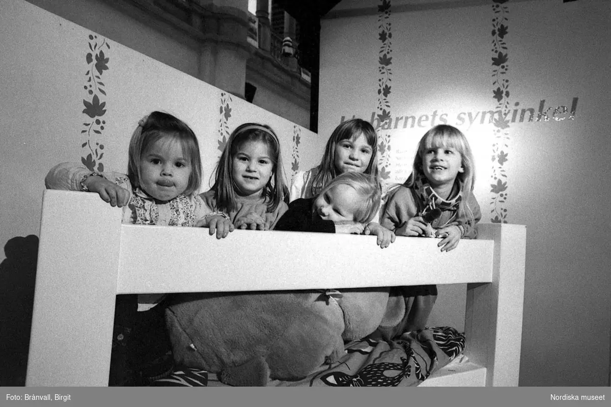 Dokumentation av Nordiska museets utställning Barnets Århundrade 26/1 1992 – 1/11 1992. Besökare i utställningen,