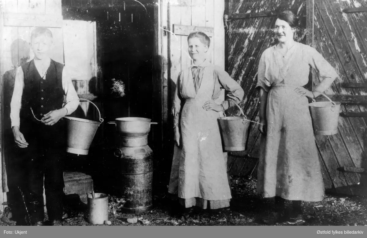 Melking på gården Haga vestre i Eidsberg 1924. Fra venstre: Henry Kvisler, Skiptvet, Johanne Haga, Gerda Nilsson.