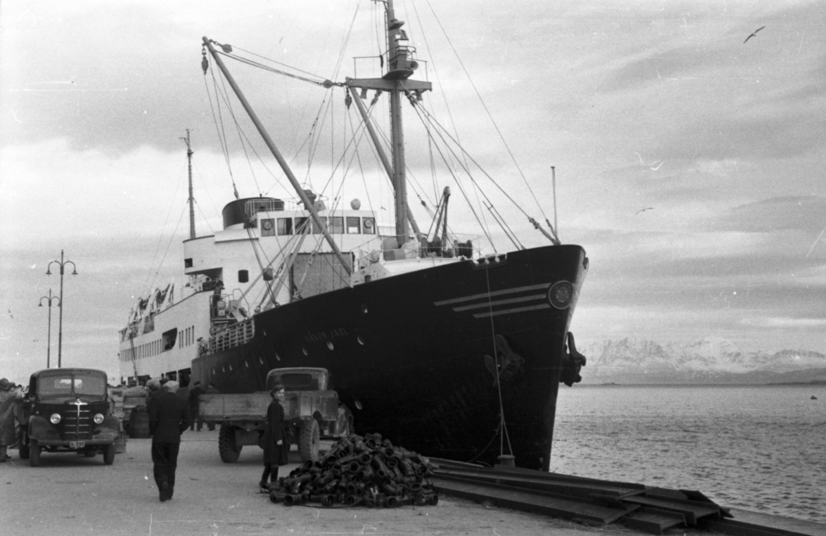 Tittel på filmrull: Nord-Norge med hurtigruten 1952. Hurtigruteskipet Håkon Jarl