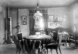 Interiør fra dagligstuen på Tomta, Hvidsten, ca. 1895. Fødes
