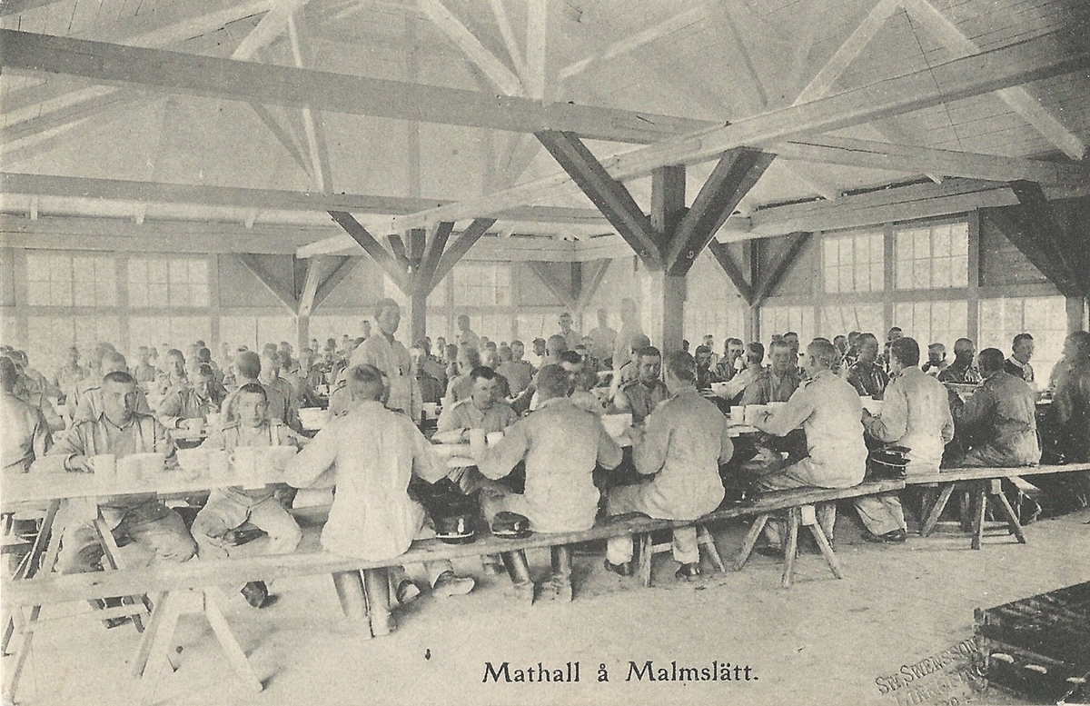 Vykort Bild mathall  på Malmen i arbete utanför Linköping.
Malmen, Malmslätt, militäranläggning,matsal, mathall,
Poststämplat 14 juni 1906
foto SW Swensson