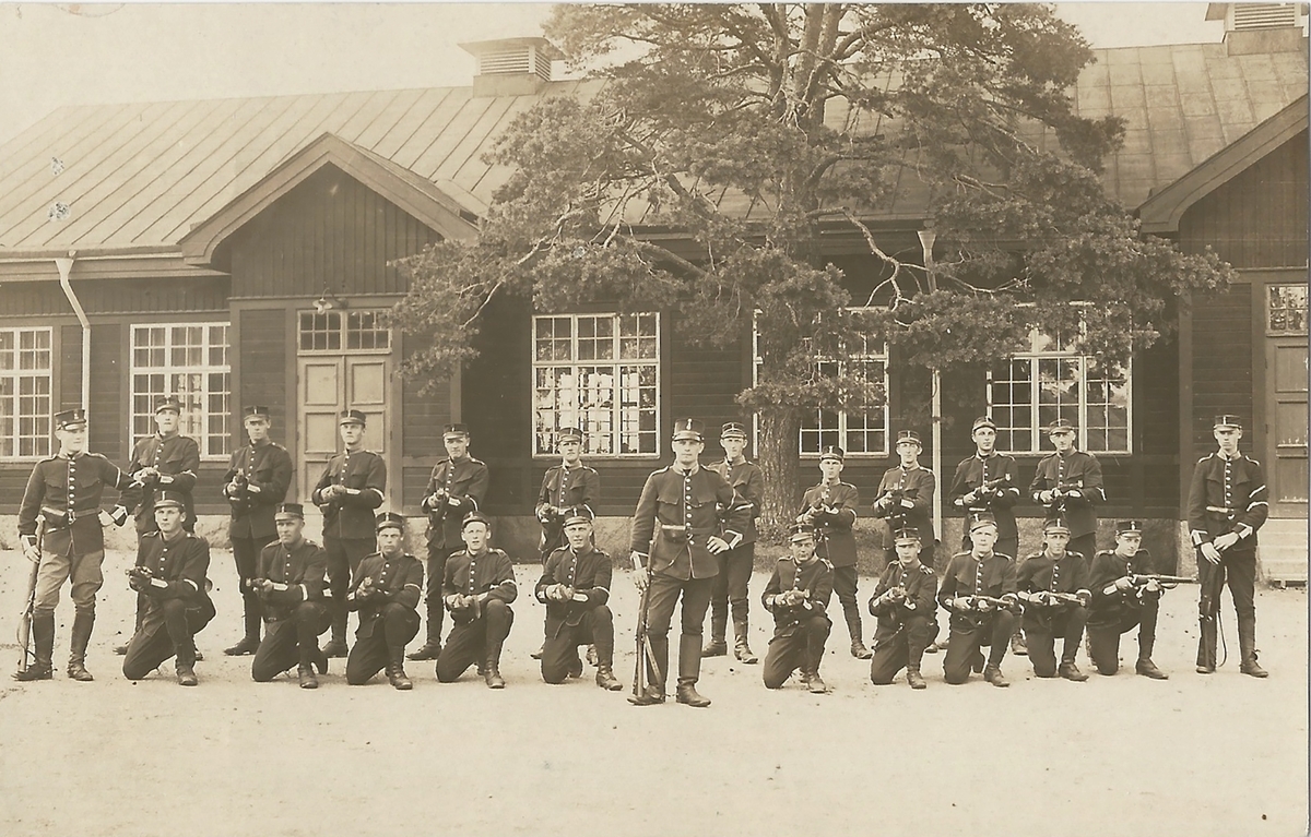 Vykort gruppbild på militärer vid trängregementet i Linköping.
militärer, Linköping,T1, trängen
Poststämplat 31 juli 1919