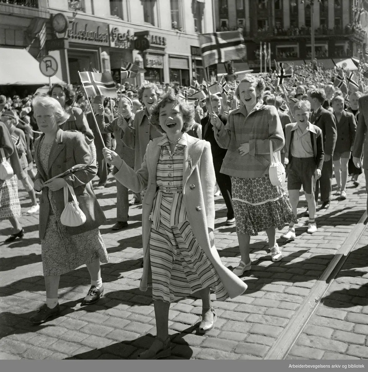 Barnetoget. Unge jenter. Vifting med flagg. 17. mai 1951.