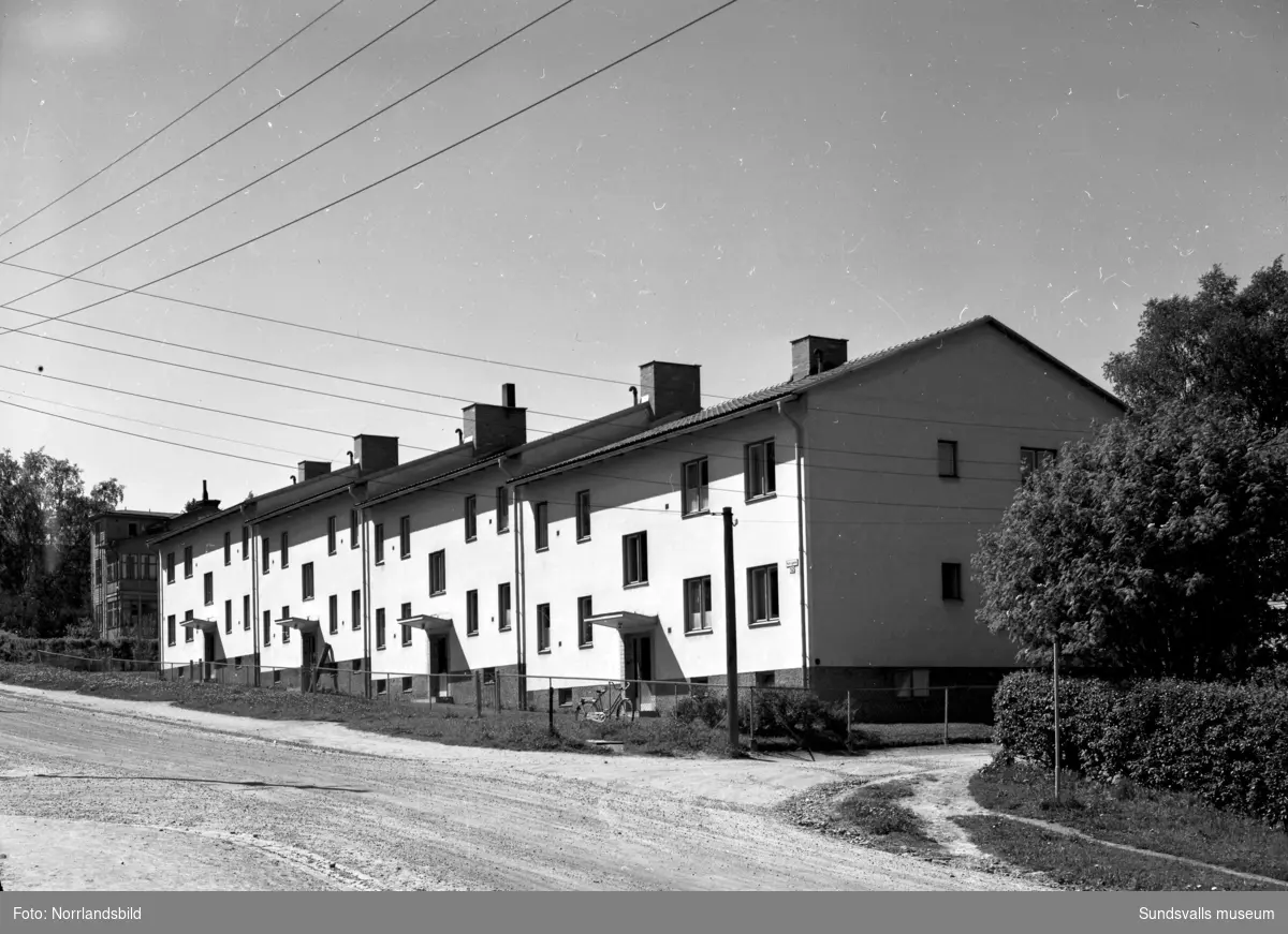 Flerfamiljshus på Nybrogatan 52 A-D. Ovanför skymtar en numera riven träkåk.
