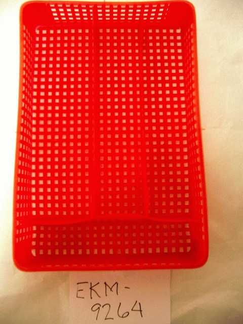 Rektangulær lekebestikkskuffe av rød plast med nettingmønster. Fire rom.