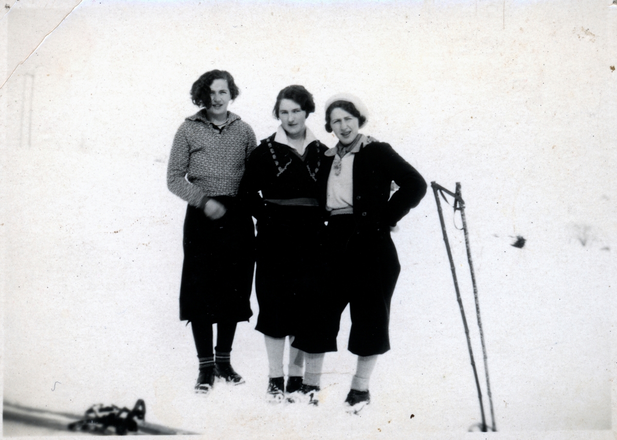 Inger, Margot og Bergljot Rogde på skitur.