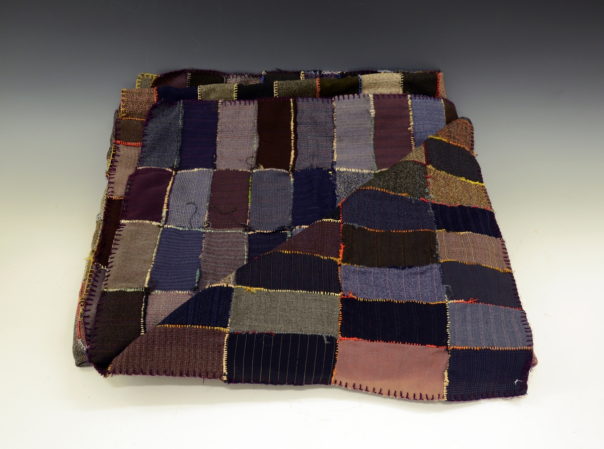 Divanteppe. Teppe sydd sammen av lapper fra ulike vevde tekstiler.