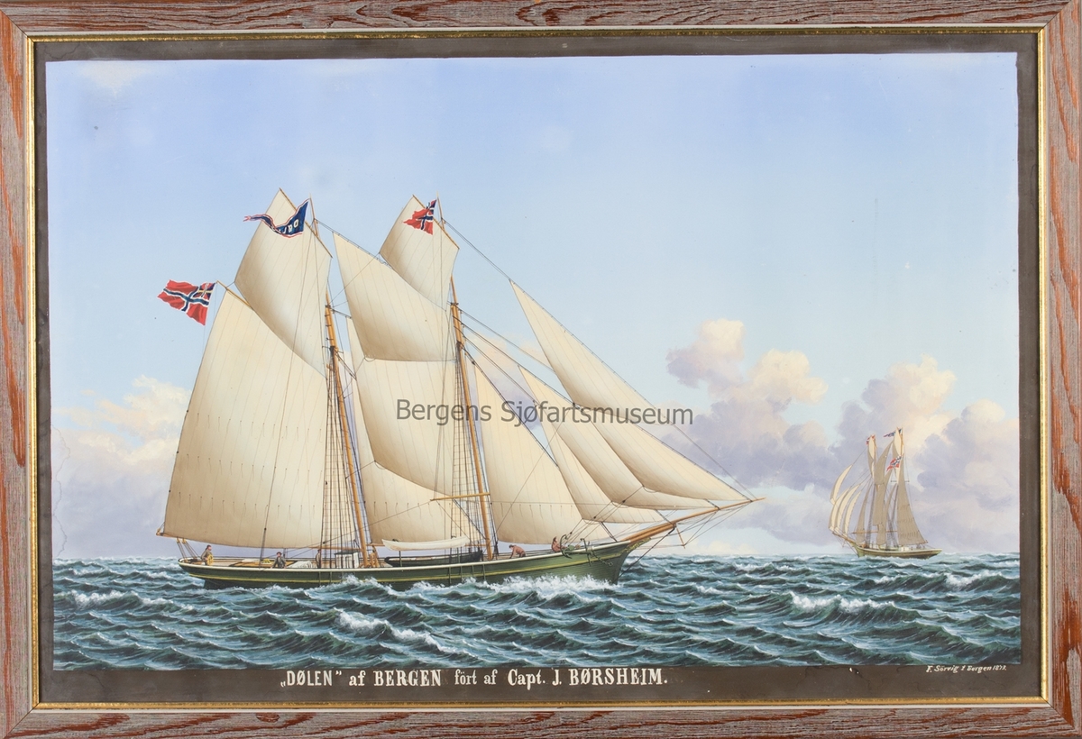 Skipsportrett av skonnert DØLEN  med full seilføring. Skipet sees fra to ulike vinkler. Fører unionsflagg  i mesanmasten, vimpel med skipets navn i stormasten og uionsflagg i formasten.