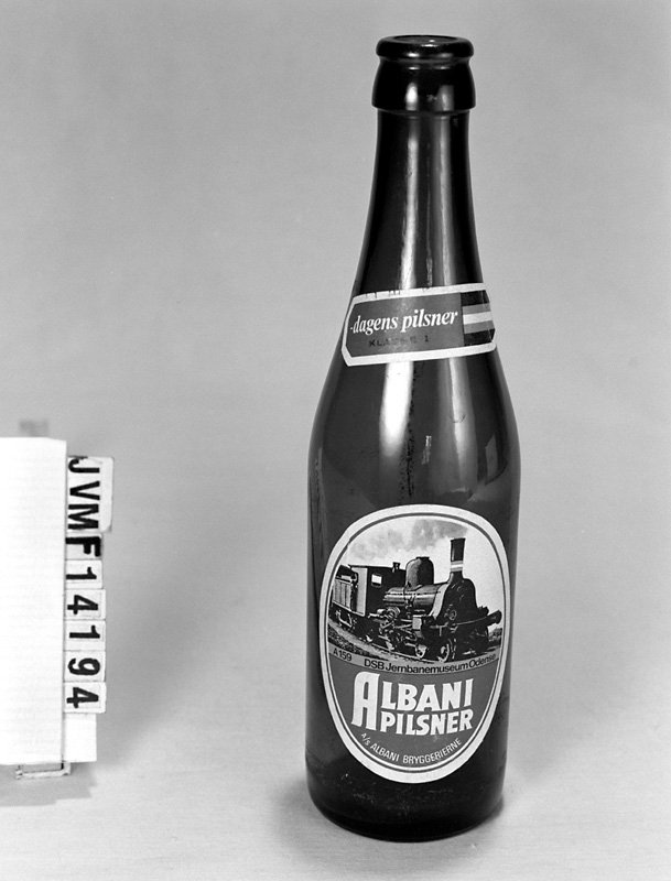 Ölflaska av färgat glas från Danmarks Jernbanemuseum.

ALBANI PILSNER