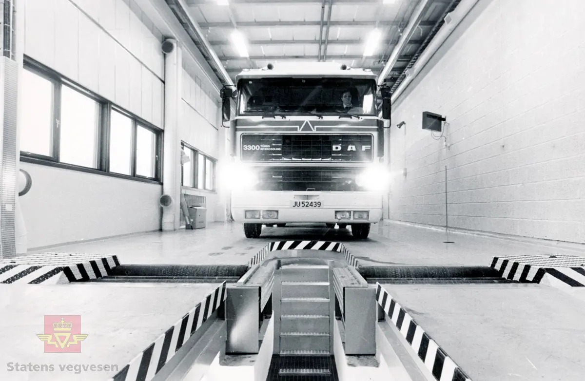 Kjøretøykontroll på trafikkstasjon i Buskerud.  Lastebil 1985 modell. JU52439 DAF FA3300 DKX475.