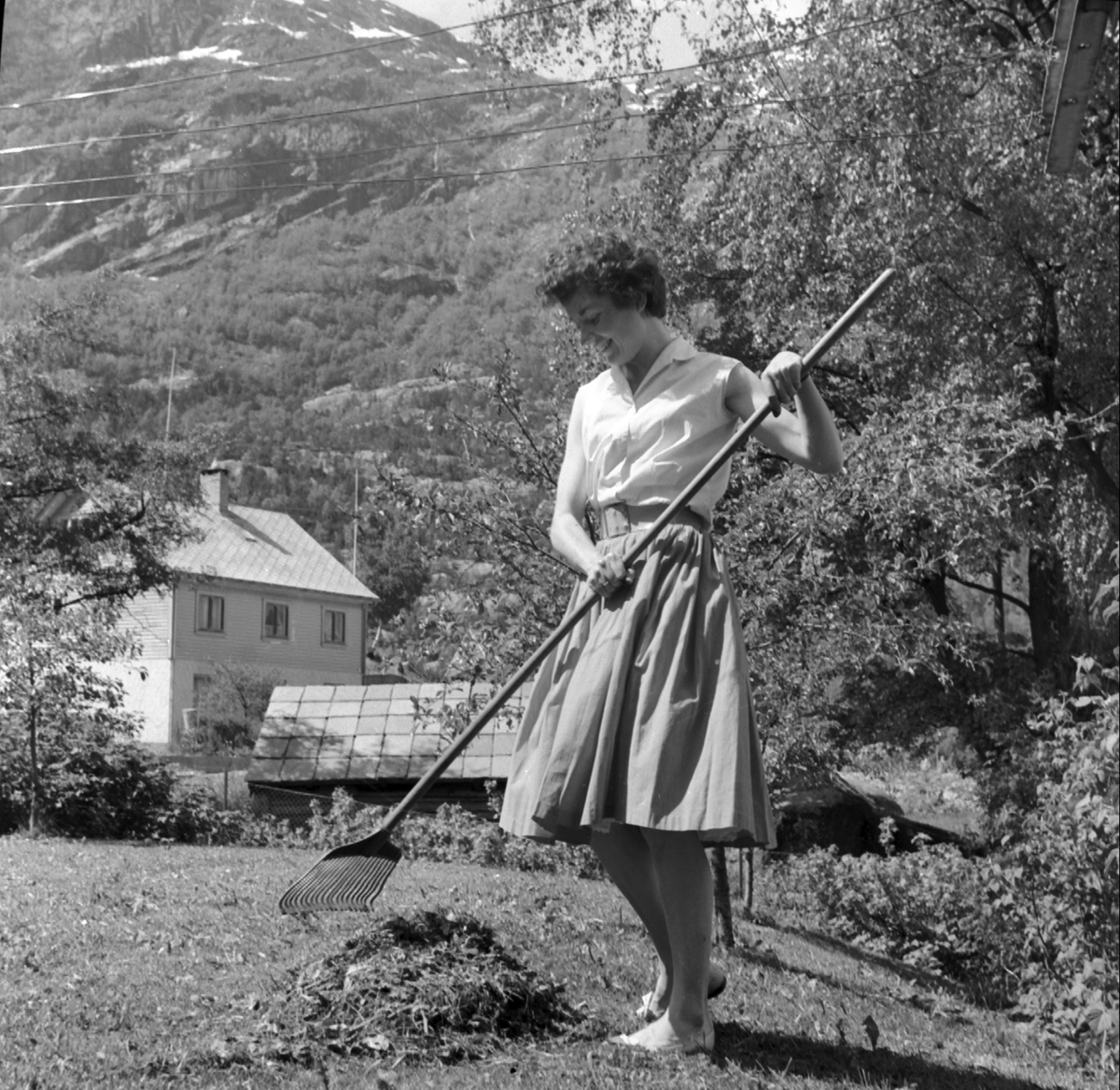 Kirsten Moe Christensen rakar i hagen.