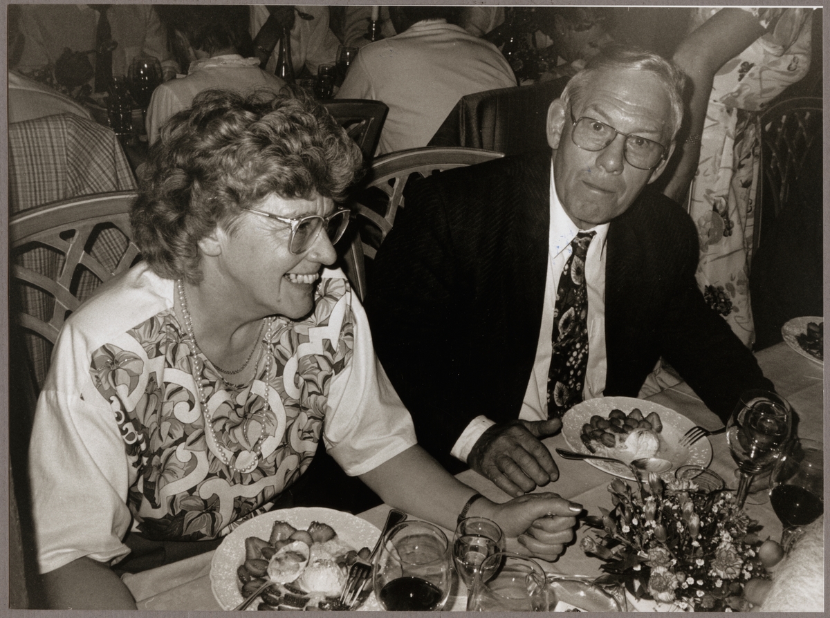 Arne Andersson med fru, äter middag på restaurang Storhusqvarn i Nyköping på Trafikaktiebolaget Grängesberg - Oxelösunds Järnvägar, TGOJ-dagen den 31 maj 1991.