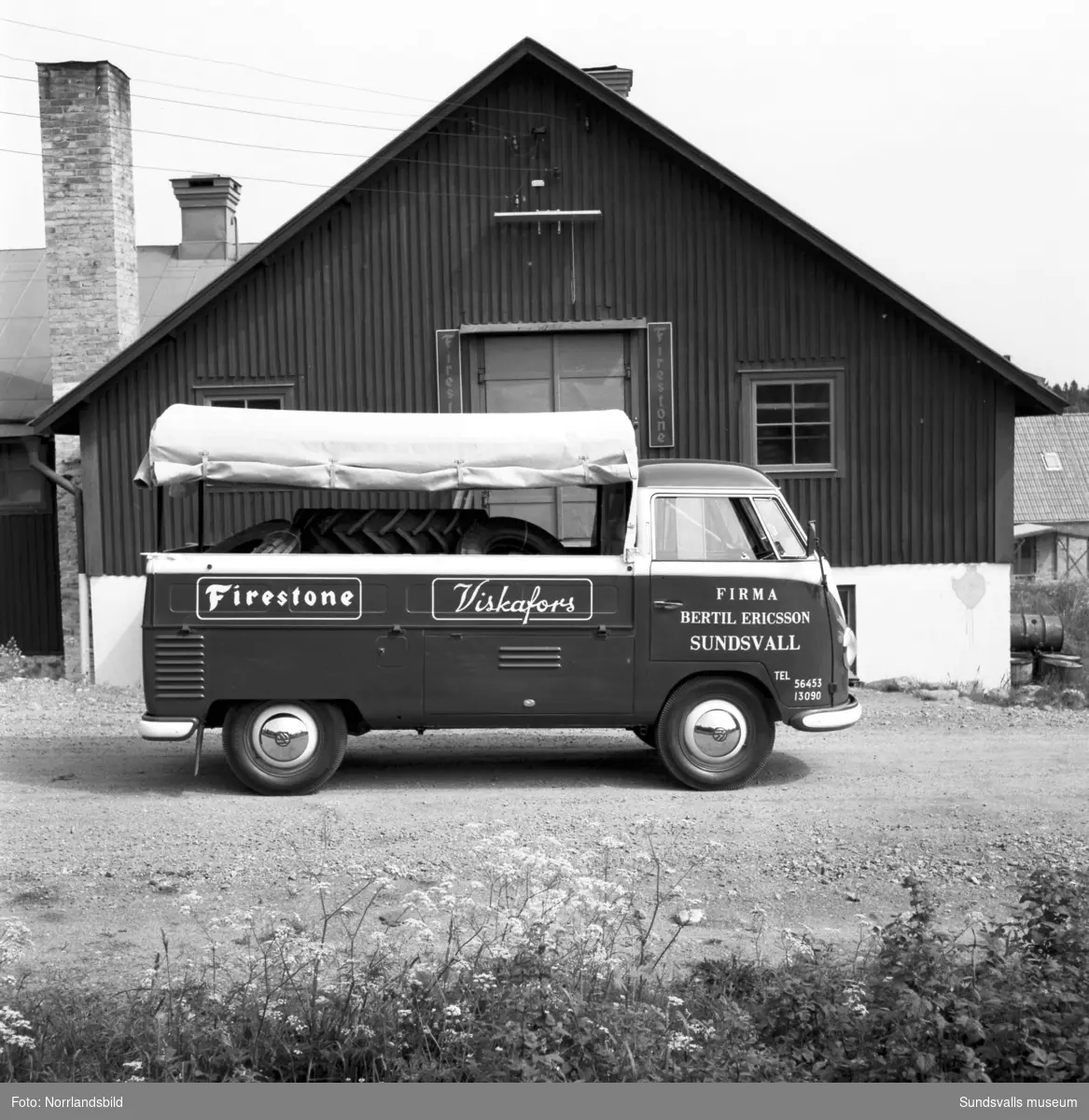 Firma Bertil Ericsson, Sundsvall (senare AB Centrifugalplast). Firmabil samt lager med däck.