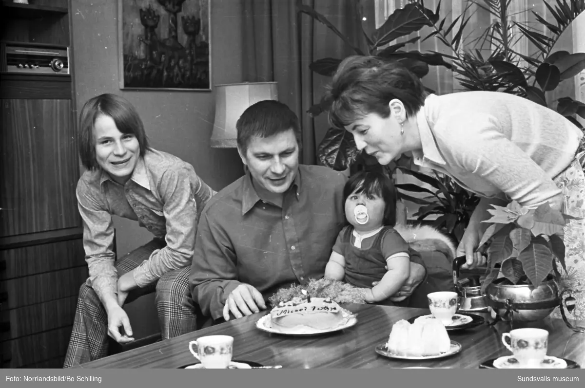 Bo Damm med sin familj vid kaffebordet. I knät har han minstingen Mikael som uppenbarligen fyllde ett år vid fototillfället.
