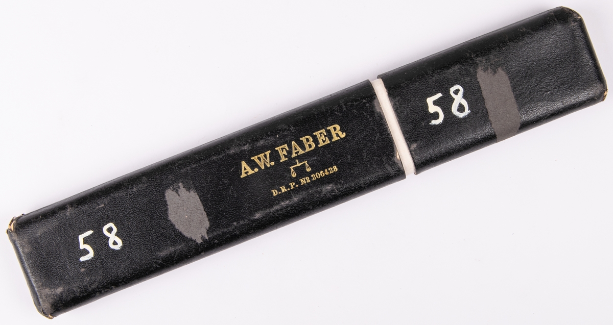 Räknesticka av björk med vit siffersida. Förvaras i svart läderimiterat pappetui med text.
Från firman A.W Faber i Nurnberg.