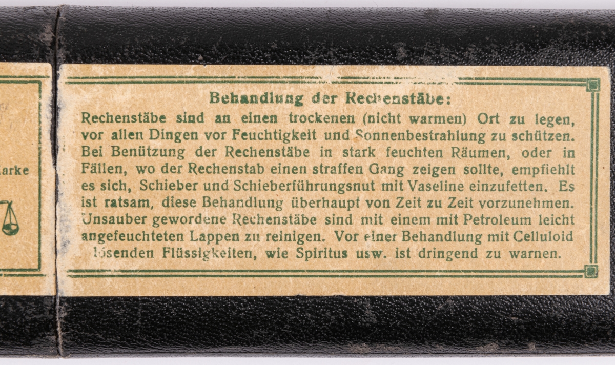 Räknesticka av björk med vit siffersida. Förvaras i svart läderimiterat pappetui med text.
Från firman A.W Faber i Nurnberg.