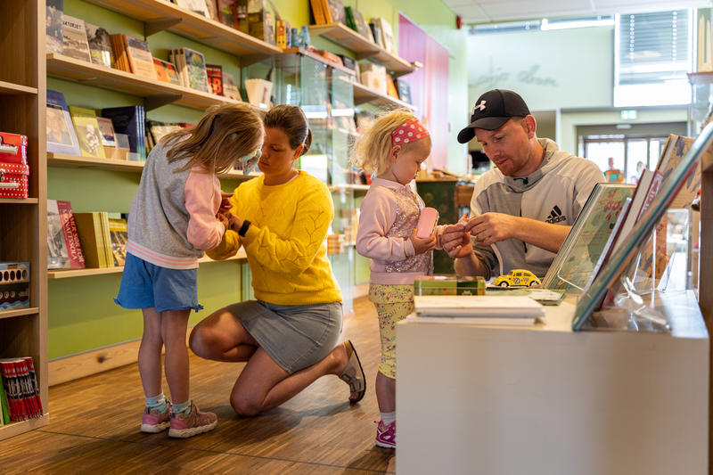 Familie i museumsbutikken på Glomdalsmuseet