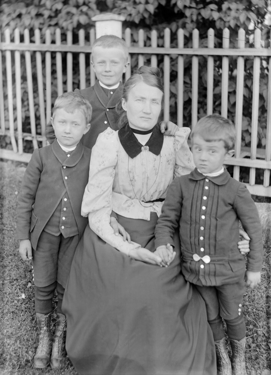 Axel Holmströms änka Augusta 1856-1933 (de Jounge) med barnen Nils 1884-1949, Karl Axel 1886-1926 och Birger 1887-1933.