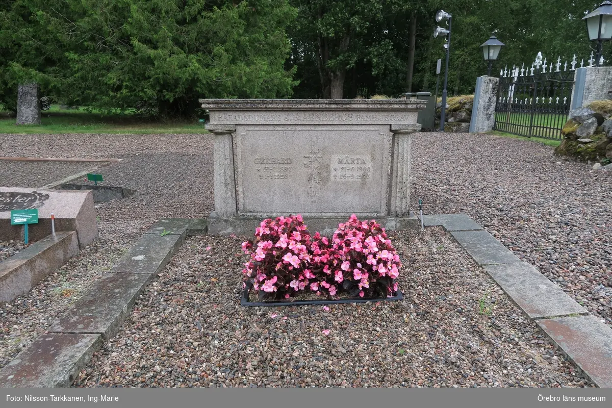 Vikers kyrkogård Inventering av kulturhistoriskt värdefulla gravvårdar 2016, Västra 2-55.