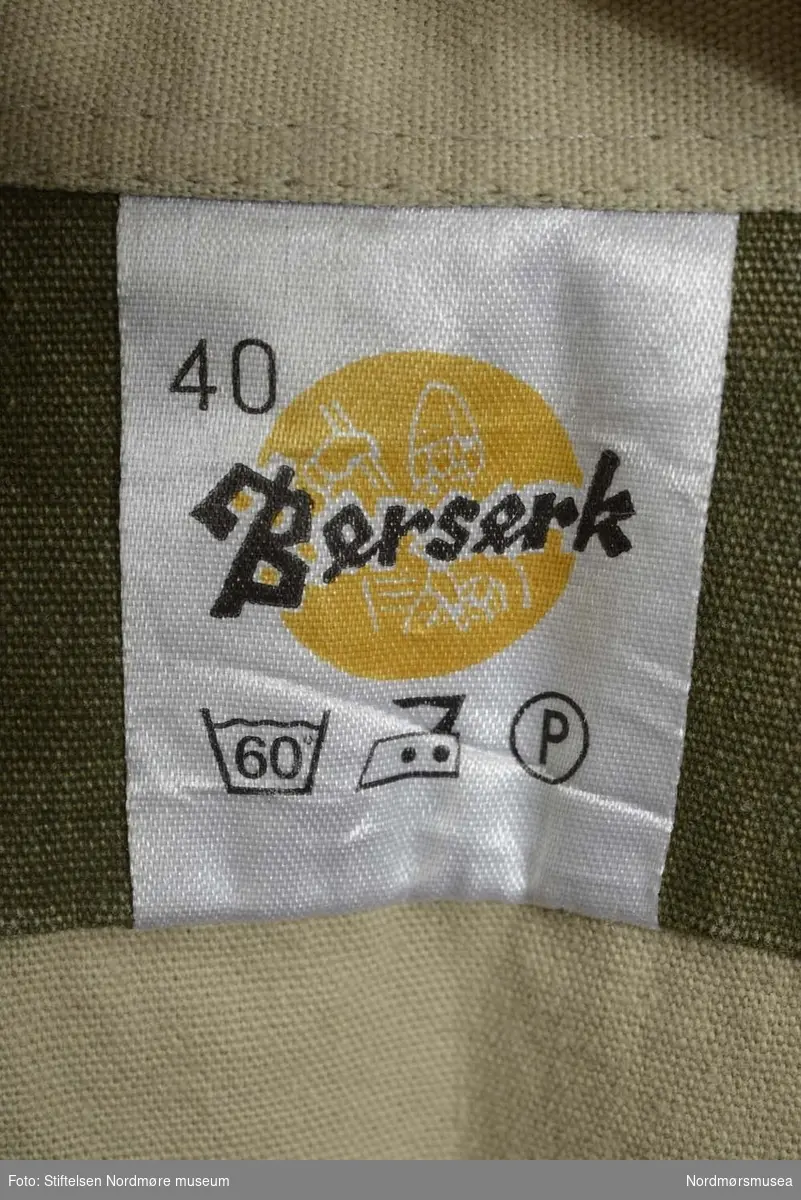 Skjorte merket BERSERK. Nummer 40.