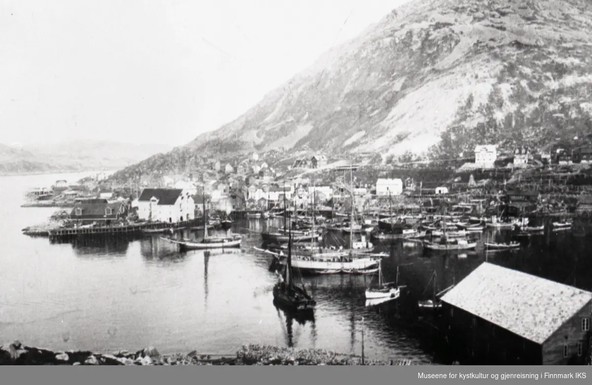 Honningsvåg. Indre havn med båter og bebyggelsen sett fra Klubben. Ca. 1917.