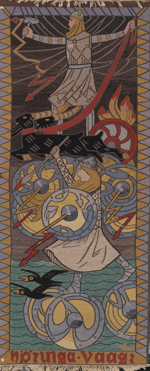"Hjørungavåg" er er basert på Munthes vignett til Olav Tryggvasons Saga. Denne finnes i Snorre-utgaven fra 1899 (s. 138). I øvre del av teppet ser man tordenguden Tor med Mjølner. Han farer over himmelen med bukkene Tanngrisner. I midten ser man en valkyrie som er fremstilt i profil, mens i nedre del er det avbildet to ravner som antagelig forestiller Hugin og Munin.