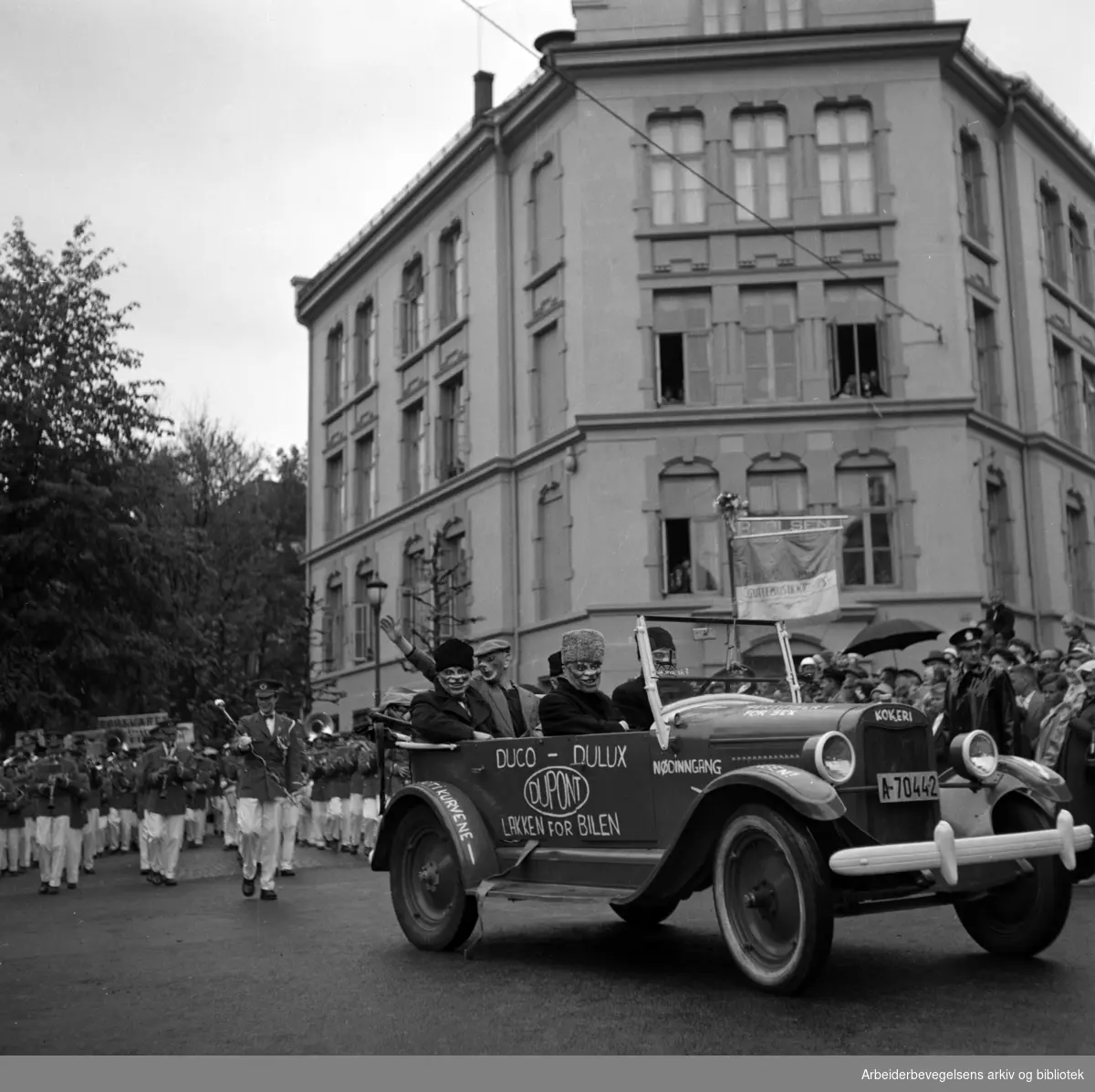 Russetoget, 17. mai 1959. Russebil med "Gerhardsen" og "Khrusjtsjov". Bygningen tilhører Frogner gymnas, nå Hartvig Nissens skole.