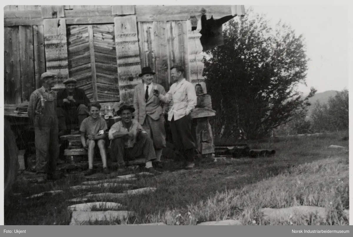 James Coward, Øyvind Hagen, Nils Hægar, Nils Hægar jr., Svein Skaarberg og herredsagronom Skogen (til høyre) foran Ellefstjønnburet på Sundet, Møsstrond.