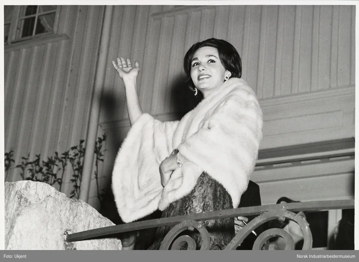 Keiserinne Farah iført pelssjål vinker på Admini 1. pinsedag 1961.