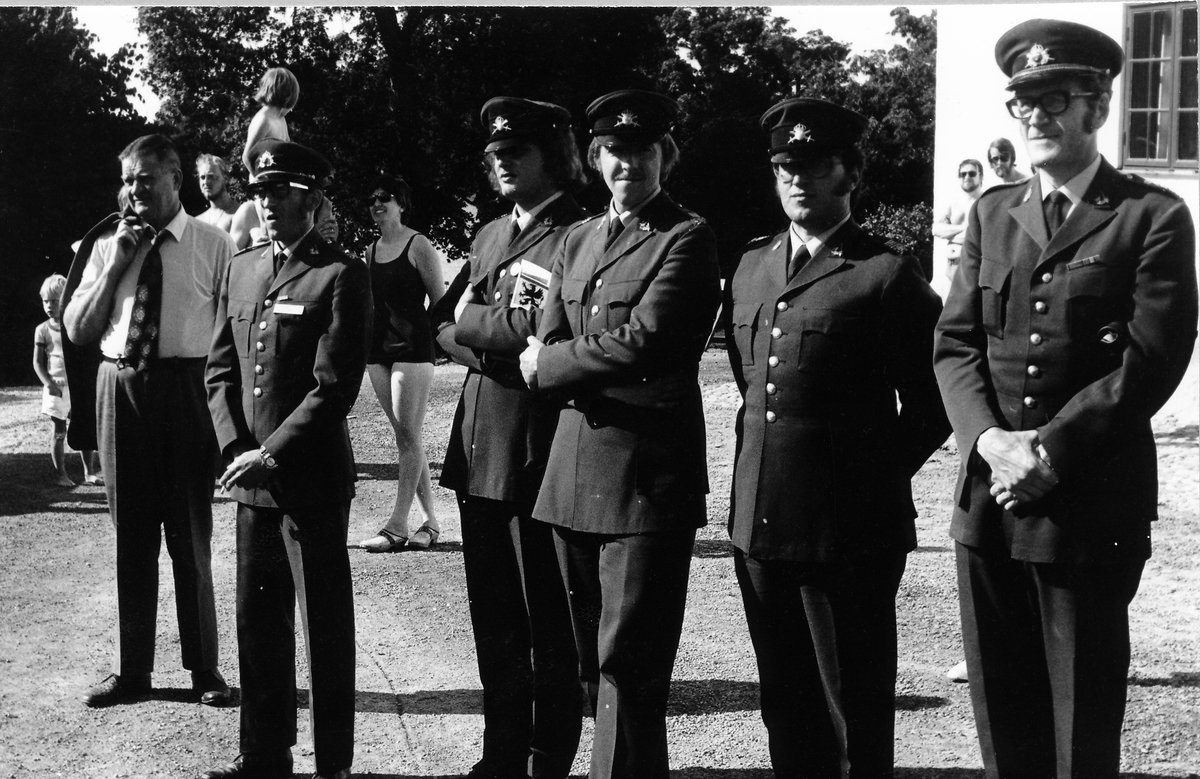 I uniform från vänster fänrik Tord William Jansson, okänd,överfurir Lars-Erik Larsson, överfurir Toli Fyrebo och överstelöjtnant Bertil Nelson.