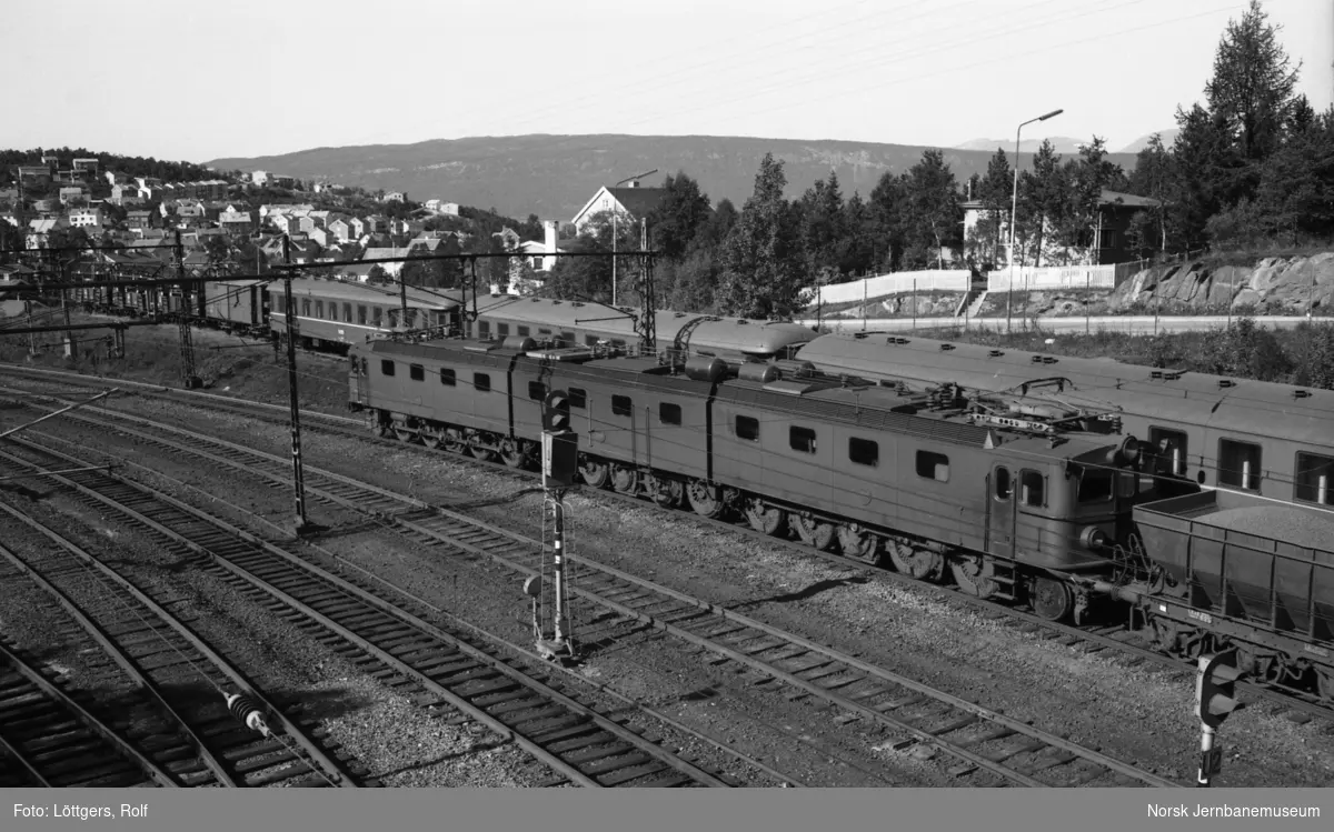 Elektrisk lokomotiv type Dm + Dm3 + Dm med fullastet malmtog på Narvik stasjon.