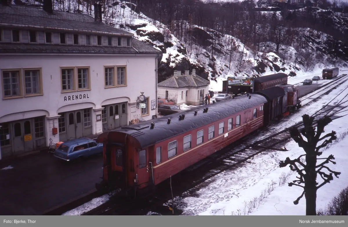 Arendal stasjon med tog i spor 1, bestående av diesellokomotiv Di 2, generatorvogn FVde og personvogn BF10 21503