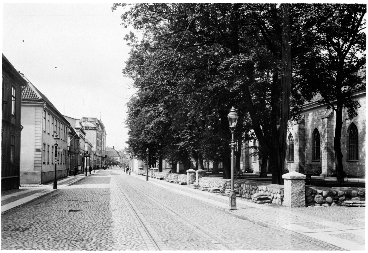 Kullerstensgata i Jönköping med Kristine kyrkan till höger.