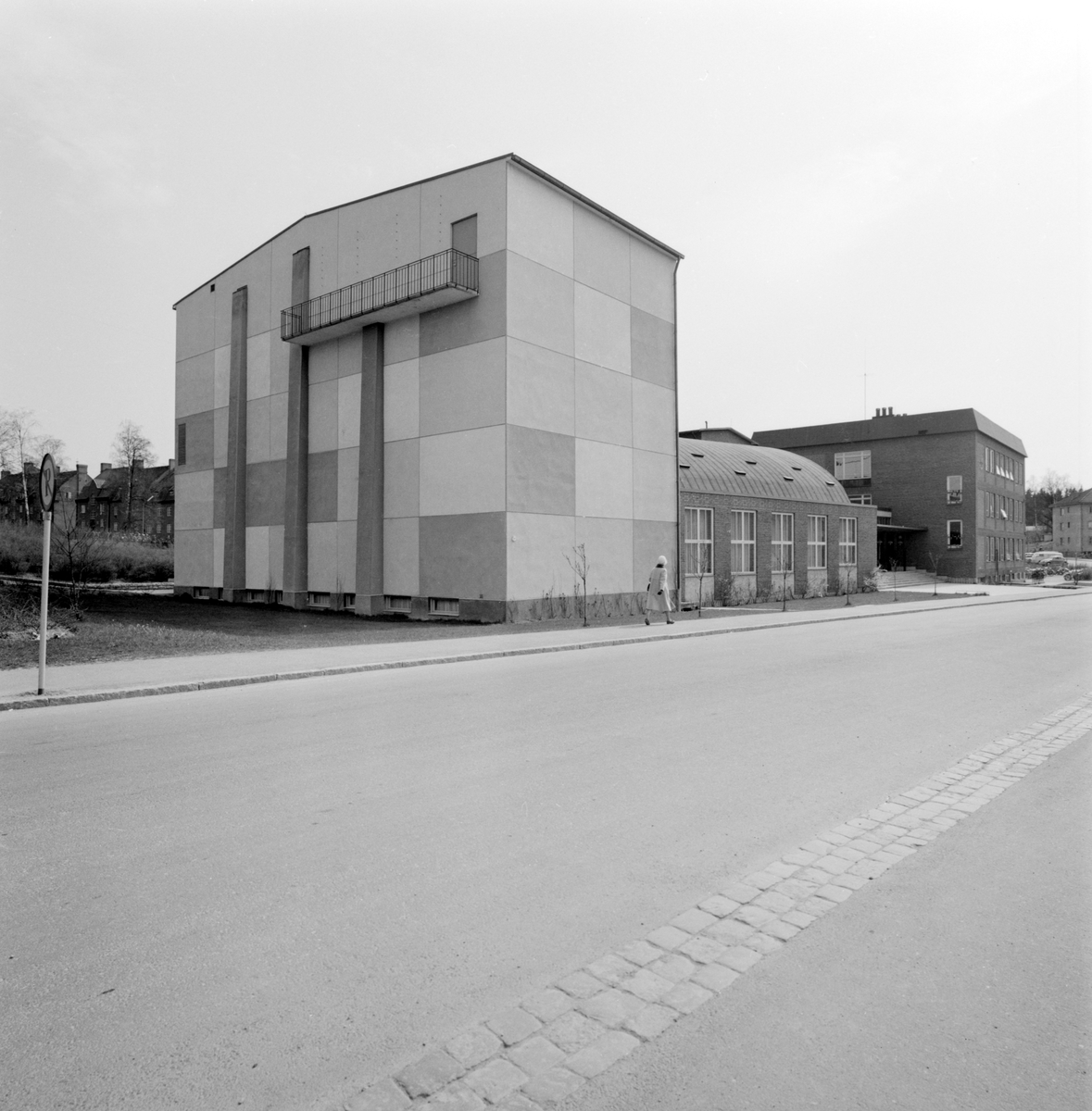 Lagmansskolan i Mjölby var planerad för samrealskolans behov men kom även att inrymma enhetsskolans högstadium och det kommunala gymnasiet. Skolan invigdes 1957.