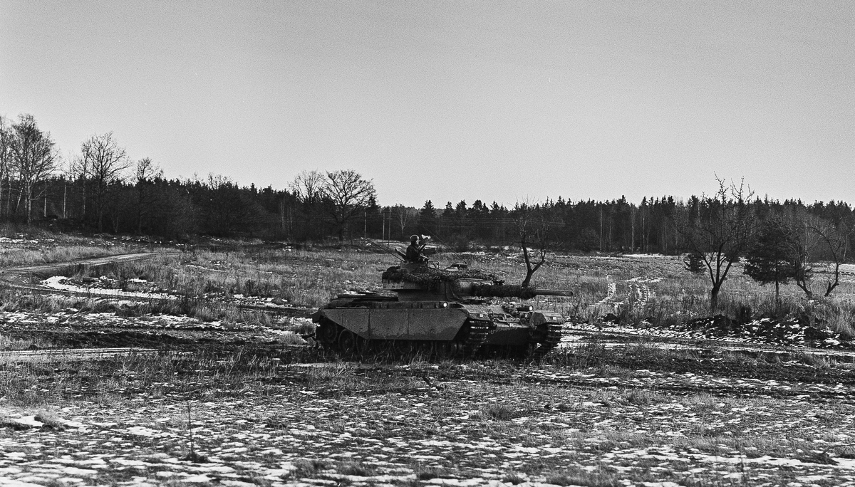 Stridsvagnspluton framrycker på norra fältet, förmodligen vid Lundberga. Pbv 302 på sjövägen söderut.
Nio bilder från kompani- eller bataljonsövning vintern 1974.