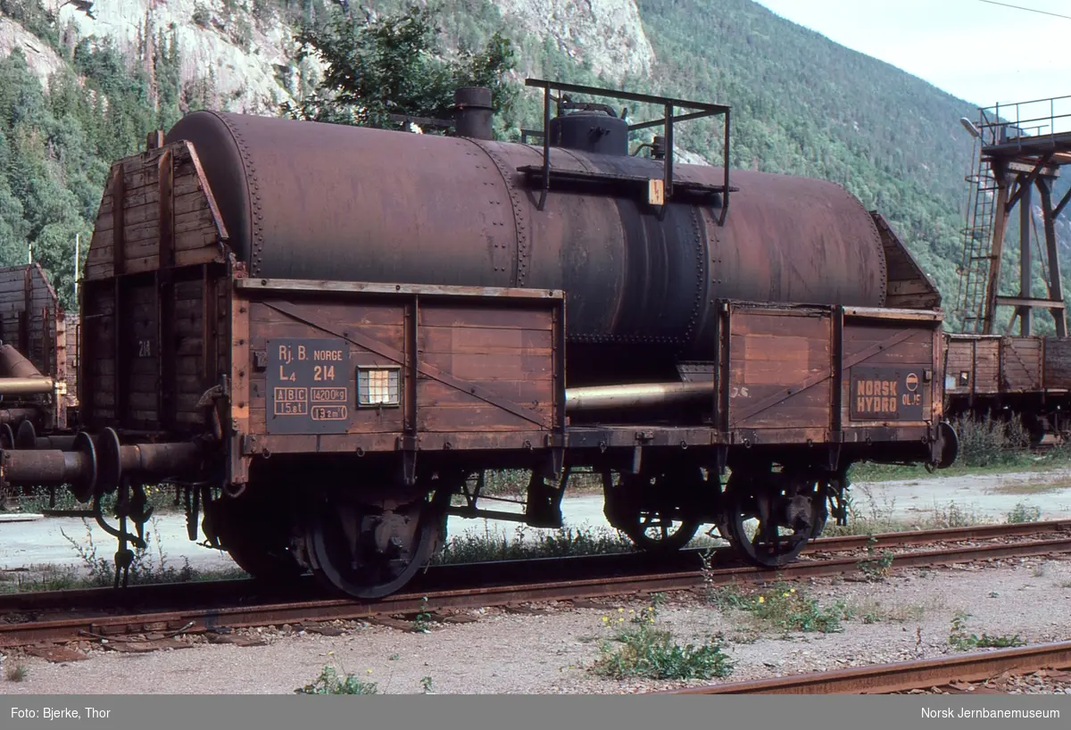 Rjukanbanens godsvogn litra L4 nr. 214, forsynt med tank, på Rjukan stasjon