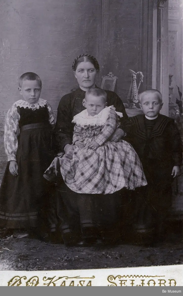 Foto av mor med tre små barn