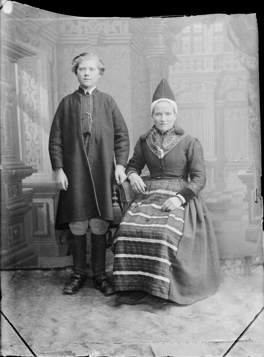 Ateljéporträtt - man och kvinna klädda i folkdräkt från Dalarna