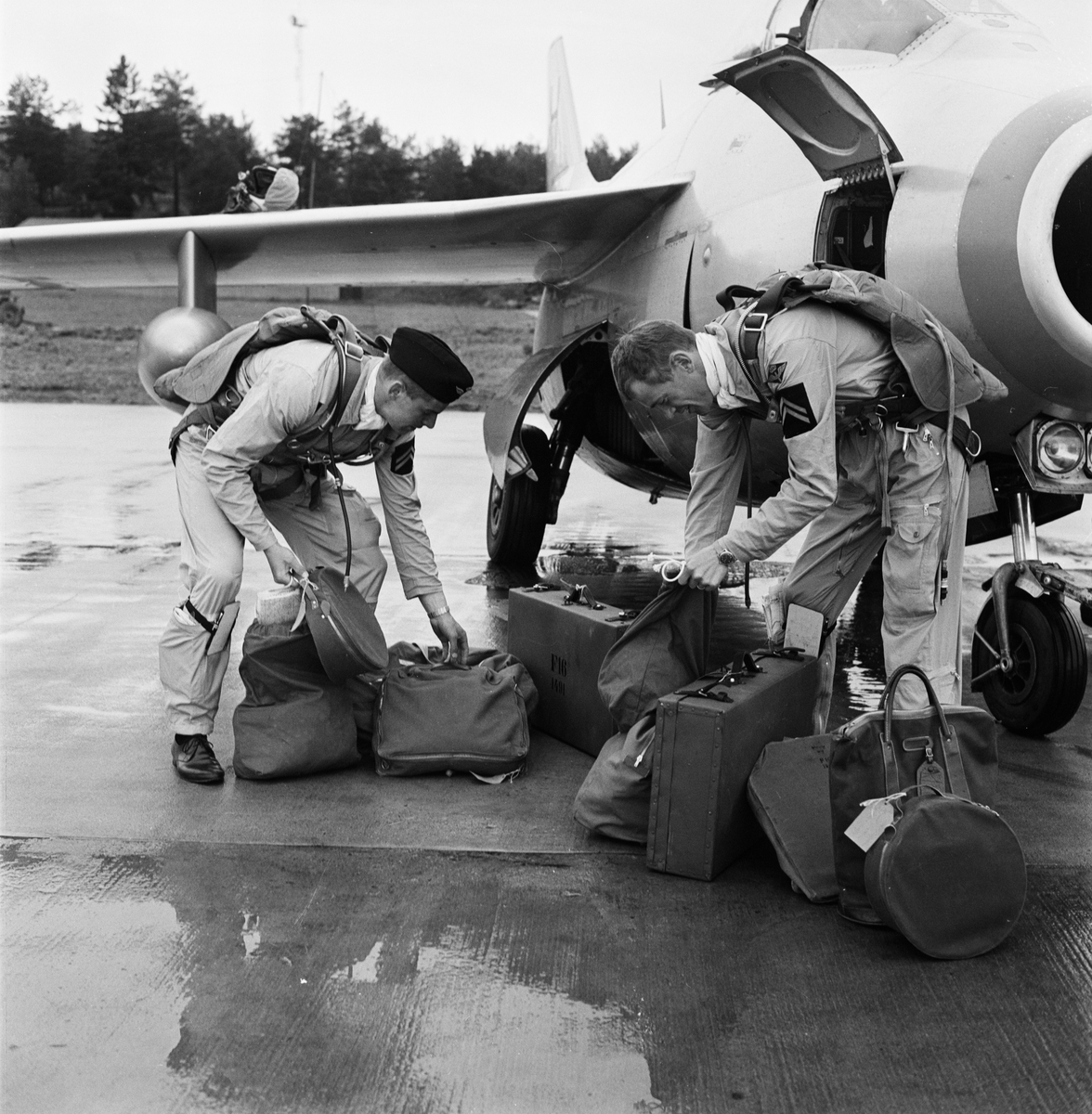 Ärnaflygare hemma efter 900 milafärden, Uppsala 1960